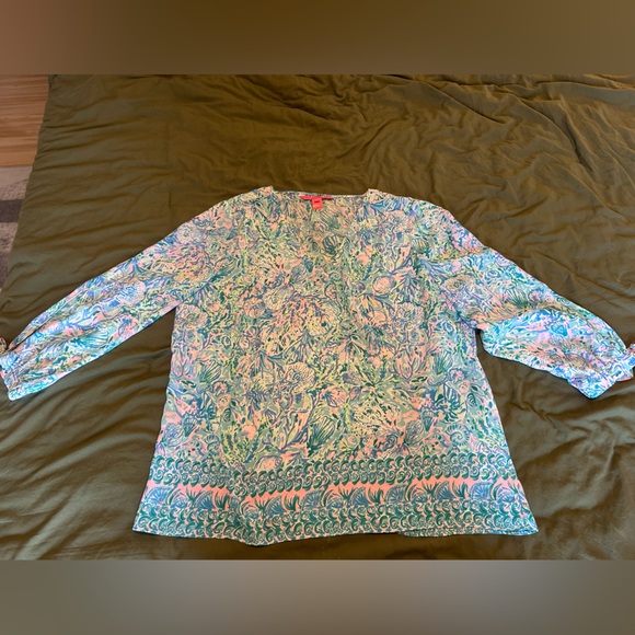Lilly Pulitzer Tops - Beautiful Lilly Pulitzer shell top with bow sleeves